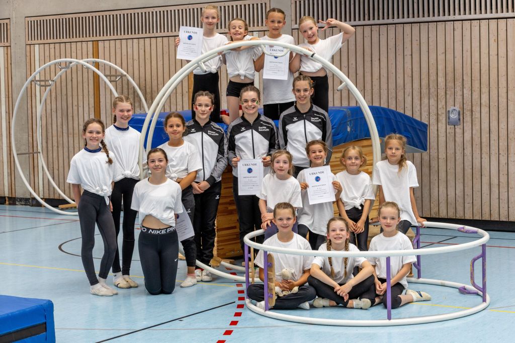 Gruppenbild vom ersten Rundenwettkampf Rhönrad 2025 in Rimpar R